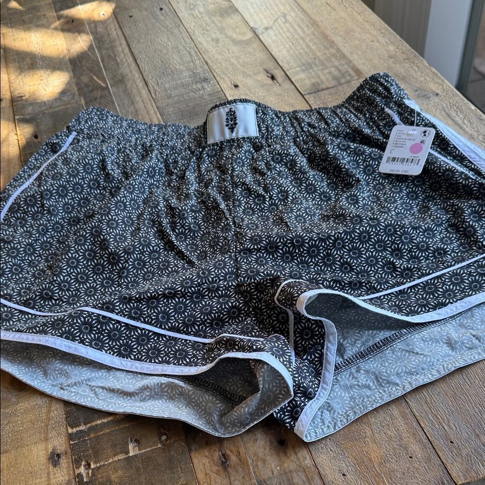 NWT FREE PEOPLE Black and White Patterned Women's Shorts SIZE L